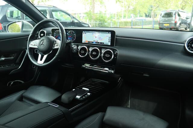 Mercedes-Benz A-KLASSE 180 PREMIUM PLUS | LED | NAVI | TREKHAAK | PDC | STOELVER. | WIDESCREEN
