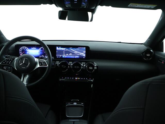 Mercedes-Benz A-KLASSE 250 e Star Edition | Trekhaak | Dodehoekassistent | Parkeerpakket met Camera | Stoelverwarming | DAB | LED | Extra USB-poorten | Spiegelpakket | Zitcomfortpakket | Comfortstoelen voor |