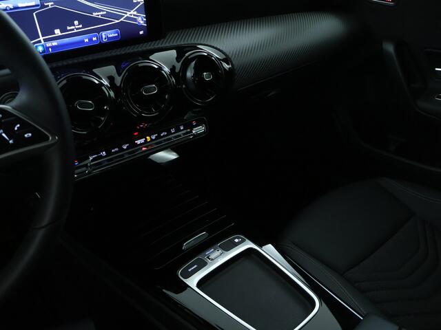 Mercedes-Benz A-KLASSE 250 e Star Edition | Trekhaak | Dodehoekassistent | Parkeerpakket met Camera | Stoelverwarming | DAB | LED | Extra USB-poorten | Spiegelpakket | Zitcomfortpakket | Comfortstoelen voor |