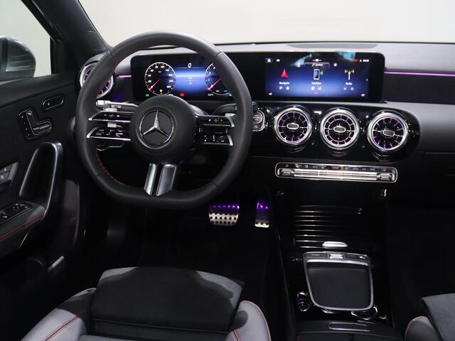 Mercedes-Benz A-KLASSE 180 Star Edition AMG Line LIMITED | Panoramaschuifdak | Head-up display | Multibeam LED | Elektrisch voorstoelen met geheugen