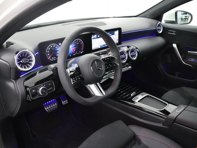 Mercedes-Benz A-KLASSE 180 AMG Line | Night | Panoramadak |