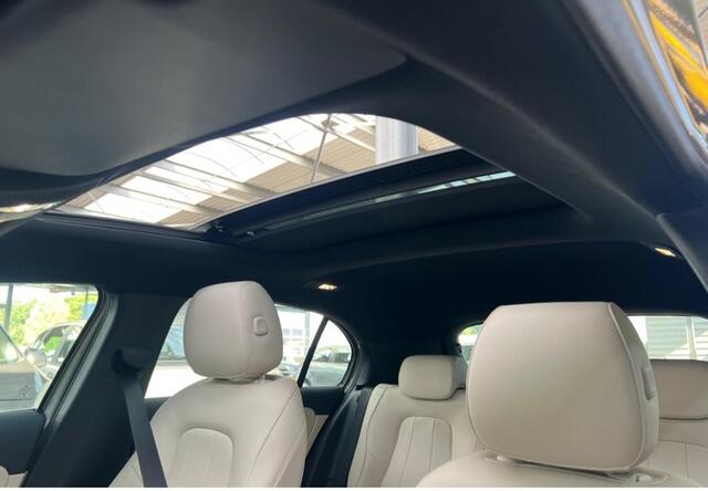 Mercedes-Benz A-KLASSE 180 Business Solution Luxury 17"/Panoramadak/Elektrische stoelen + memory/Keyless/Trekhaak/Stoelverwarming/Multibeam/Sfeerverlichting/Camera