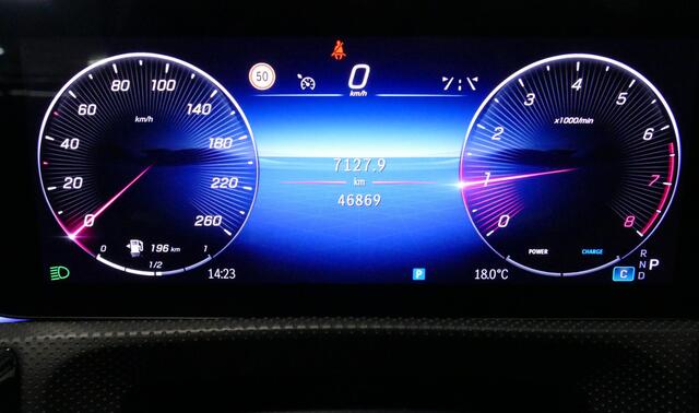 Mercedes-Benz A-KLASSE 200 AMG Line / Facelift / A45 AMG Diffuser / Panamericana Grill / Panoramadak / Elektr. verstelbare voorstoelen + memory / Ambienteverlichting / Apple Carplay - Andriod Auto / Adaptief onderstel AMG / Head-up display / Rondomzicht camera / Multibeam LED /