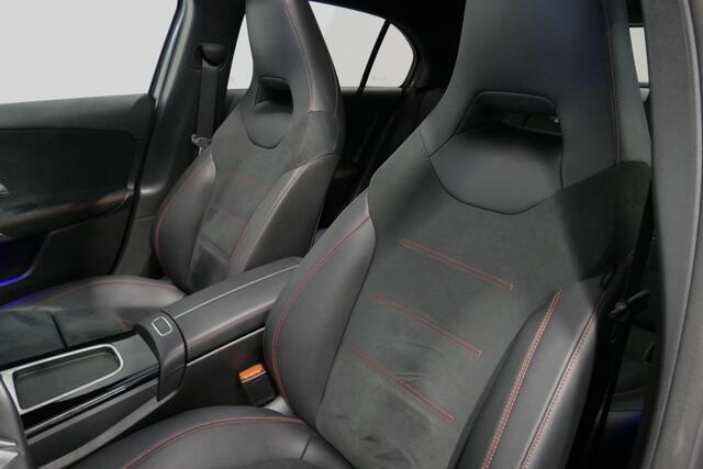 Mercedes-Benz A-KLASSE 200 AMG Line / Facelift / A45 AMG Diffuser / Panamericana Grill / Panoramadak / Elektr. verstelbare voorstoelen + memory / Ambienteverlichting / Apple Carplay - Andriod Auto / Adaptief onderstel AMG / Head-up display / Rondomzicht camera / Multibeam LED /