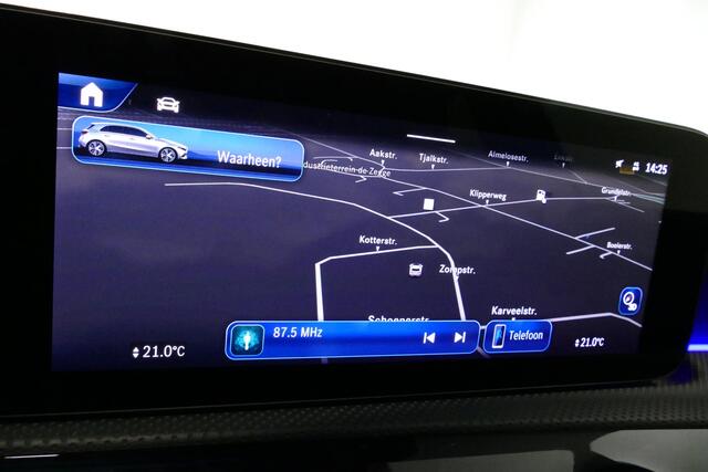 Mercedes-Benz A-KLASSE 200 AMG Line / Facelift / A45 AMG Diffuser / Panamericana Grill / Panoramadak / Elektr. verstelbare voorstoelen + memory / Ambienteverlichting / Apple Carplay - Andriod Auto / Adaptief onderstel AMG / Head-up display / Rondomzicht camera / Multibeam LED /