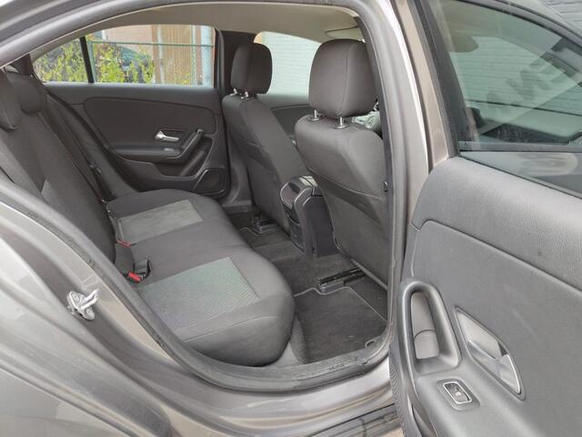 Mercedes-Benz A-KLASSE 180 Sedan Navi Ecc Camera Cruise Control Pdc Keyless Stoelverwarming Regen-Lichtsensor Led Lmv Bluetooth