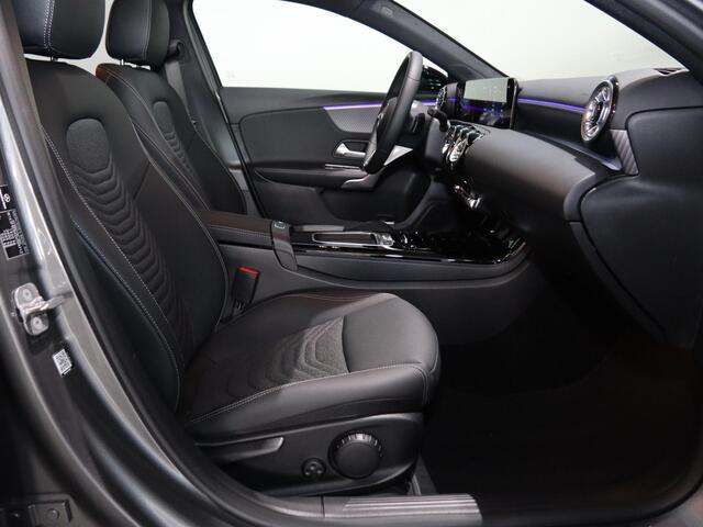 Mercedes-Benz A-KLASSE 180 Star Edition Luxury Line | Panoramaschuifdak | Nightpakket | Digitaal display | Achteruitrijcamera | Led-koplampen | Stoelverwarming |