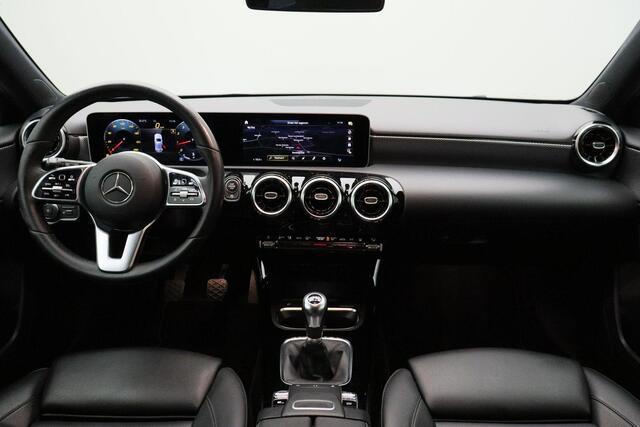 Mercedes-Benz A-KLASSE 200 Premium 2018 Camera | Lederen bekleding | Stoelverwarming | Cruise control | Navigatie | LED | Lichtmetaal | Digitaal dashboard | PDC | Bluetooth