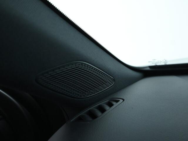 Mercedes-Benz A-KLASSE 180 AMG line Night Pakket | Sfeerverlichting | DAB | Parkeersensoren | Spiegelpakket | MBUX Navi | Inclusief 24 maanden MB Certified garantie voor Europa.