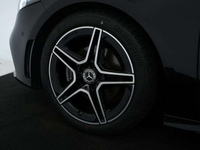 Mercedes-Benz A-KLASSE 180 AMG-line | Night pakket | Thermotronic | Apple CarPlay | parkeersensoren en achter camera | Spiegelpakket | Inclusief 24 maanden MB Certified garantie voor Europa.
