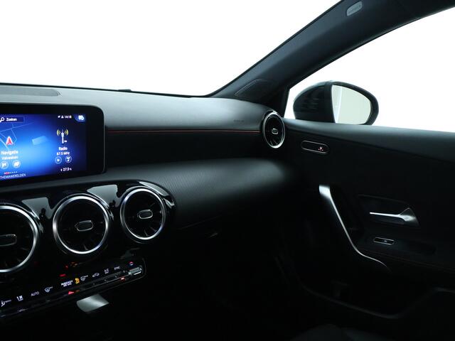 Mercedes-Benz A-KLASSE 180 AMG-line | Night pakket | Thermotronic | Apple CarPlay | parkeersensoren en achter camera | Spiegelpakket | Inclusief 24 maanden MB Certified garantie voor Europa.