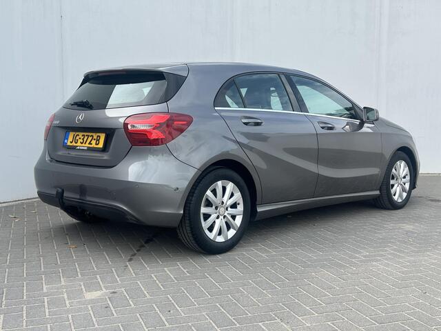 Mercedes-Benz A-KLASSE 180 BlueEfficiency Style Automaat / Trekhaak (Trekgewicht 1.200kg) / Airco / Cruise Control / Navigatie full map / Kunstlederen Bekleding / Sportstoelen