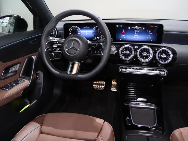 Mercedes-Benz A-KLASSE 250e Star Edition AMG Line | Panoramaschuifdak | Night | Stoelverwarming voor | Achteruitrijcamera | Interieur Bahia Bruin |