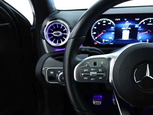 Mercedes-Benz A-KLASSE 160 Business Solution AMG Panoramadak | 5 spaaks lichtmetalen velgen | Navigatie | Parking support met camera achter | elect bed. voorstoelen met memory | Inclusief 48 maanden Mercedes-Benz Certified garantie voor Europa.
