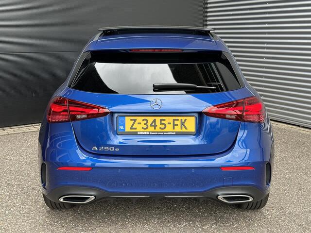 Mercedes-Benz A-KLASSE 250 e AMG Line | Panoramadak | Night Pakket | Dodehoekassistent | MULTIBEAM LED Koplampen | Sfeerverlichting | Stoelverwarming | Achteruitrijcamera | Elektrisch Inklapbare Buitenspiegels