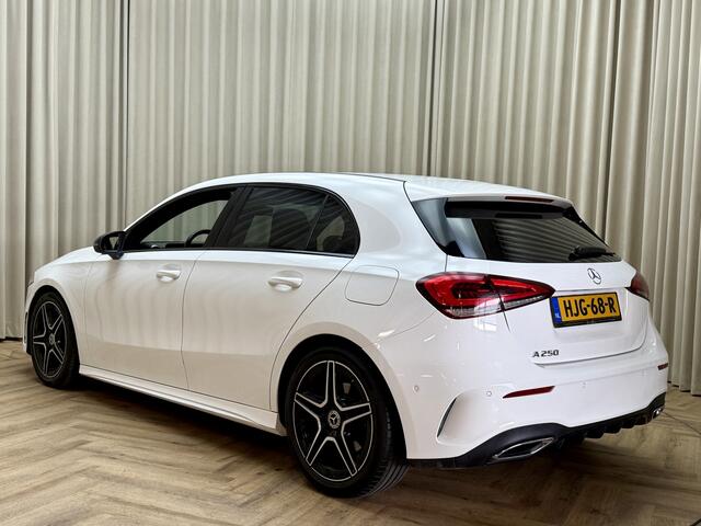 Mercedes-Benz A-KLASSE 250 *AMG* Leder/Alcantara / 225PK / Camera / Full LED / Cruise / Navigatie / 18'' LMV