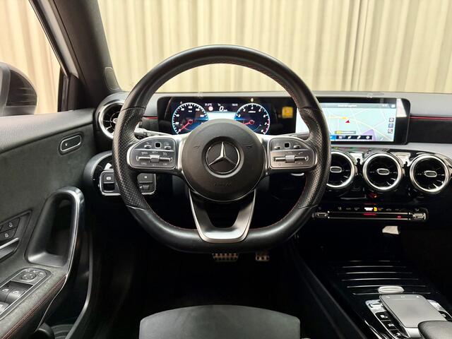 Mercedes-Benz A-KLASSE 250 *AMG* Leder/Alcantara / 225PK / Camera / Full LED / Cruise / Navigatie / 18'' LMV