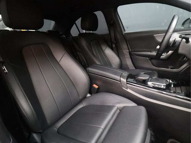 Mercedes-Benz A-KLASSE 250 e Business Solution Luxury Limited [SFEERVERLICHTING, TREKHAAK, CAMERA, PDC 360, CRUISE CONTROL, STOELVERWARMING, FLIPPERS, BLUETOOTH TELEFOON, AUTO AIRCO, NAVIGATIE, NIEUWSTAAT]