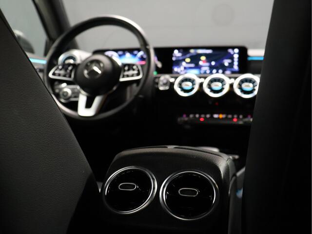 Mercedes-Benz A-KLASSE 250 e Business Solution Luxury Limited [SFEERVERLICHTING, TREKHAAK, CAMERA, PDC 360, CRUISE CONTROL, STOELVERWARMING, FLIPPERS, BLUETOOTH TELEFOON, AUTO AIRCO, NAVIGATIE, NIEUWSTAAT]