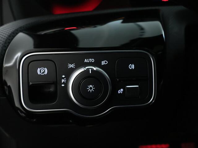 Mercedes-Benz A-KLASSE 250 e Sedan AMG Plug-In Hybride AMG Line | Night Pakket | Panorama Schuif-Kanteldak | 19 Inch AMG Velgen | Sfeerverlichting. Inclusief 24 maanden MB Certified garantie voor Europa.