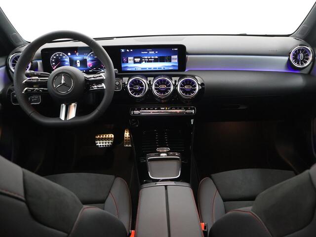Mercedes-Benz A-KLASSE 180 Business Solution AMG | Premium Plus | Panoramaschuifdak | Nightpakket | 19"Multispaak AMG velgen | Stoelverwarming | 360° camera | Head-up display |