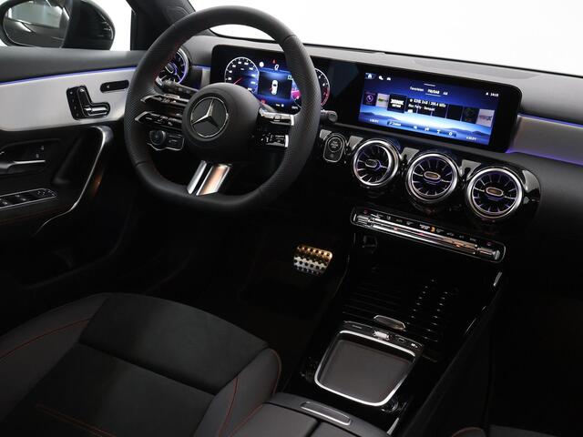 Mercedes-Benz A-KLASSE 180 Business Solution AMG | Premium Plus | Panoramaschuifdak | Nightpakket | 19"Multispaak AMG velgen | Stoelverwarming | 360° camera | Head-up display |