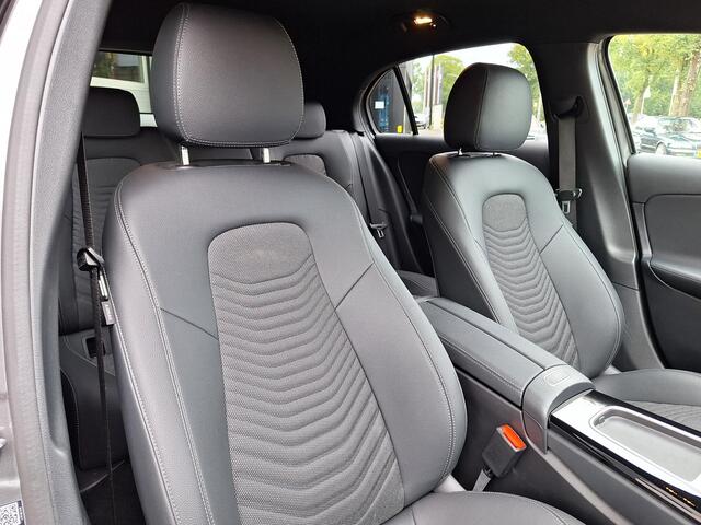 Mercedes-Benz A-KLASSE 180 Star Edition Luxury | Night Pakket | Achteruitrijcamera | Sfeerverlichting | Dodehoekassistent | Stoelverwarming | Parkeersensoren | Keyless-GO | Elektrisch Inklapbare Buitenspiegels