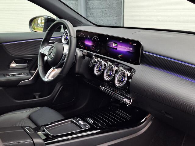 Mercedes-Benz A-KLASSE 180 Star Edition Luxury | Night Pakket | Achteruitrijcamera | Sfeerverlichting | Dodehoekassistent | Stoelverwarming | Parkeersensoren | Keyless-GO | Elektrisch Inklapbare Buitenspiegels