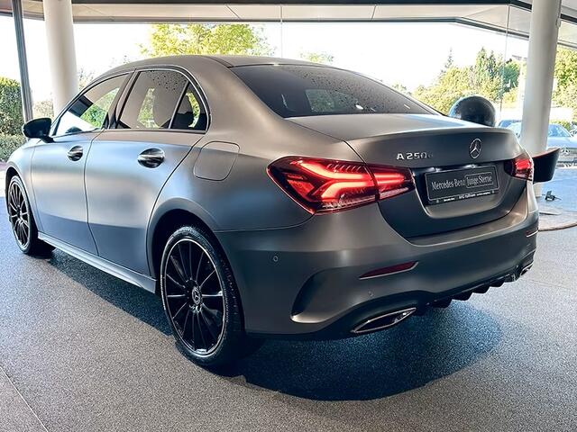 Mercedes-Benz A-KLASSE 250 e AMG ** LED, MBUX+, MAGNO GRAU, PANORAMA, 19-inch LMV, NIGHT, DODE HOEK ** 1e EIG - UNFALLFREI ** ** INFORMEER OOK NAAR ONZE AANTREKKELIJKE FINANCIAL-LEASE TARIEVEN **