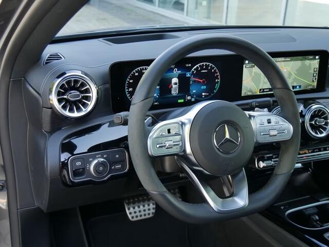 Mercedes-Benz A-KLASSE 250e AMG ** LED, MBUX+, LEDER, DISTR, PANO, 2 zone AIRCO, 19-inch LMV, HuD, ** 1e EIG - UNFALLFREI ** ** INFORMEER OOK NAAR ONZE AANTREKKELIJKE FINANCIAL-LEASE TARIEVEN **