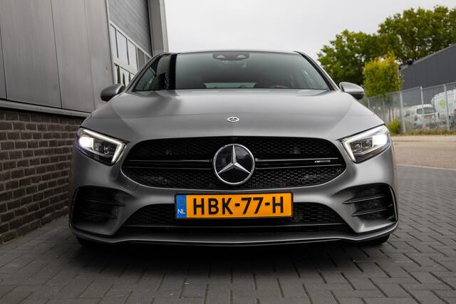 Mercedes-Benz A-KLASSE AMG 35 4MATIC 306 pk Premium Plus AMG-Pakket / Mat-Grijs/ Pano-Dak/ Burmester/ Camera/ Keyless/ Wide-Screen/ Sfeer-Verl/ Sport-Stoelen/ Stoel.Verw/ 19'' LMV
