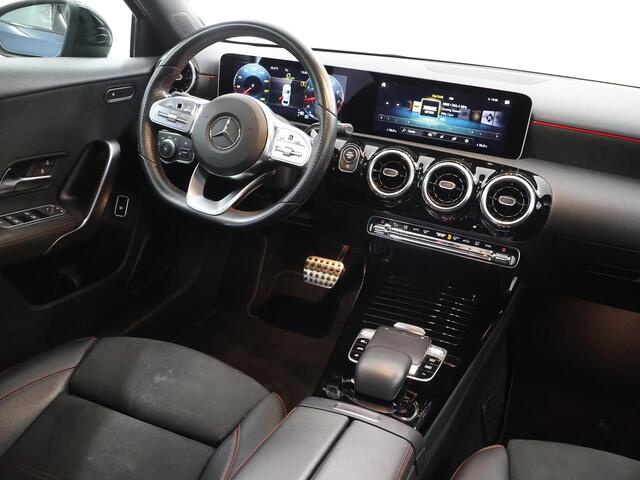 Mercedes-Benz A-KLASSE 180 Business Solution AMG | Night | Panoramadak | Stoelverwarming | Widescreen | Sfeerverlichting |