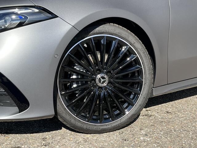 Mercedes-Benz A-KLASSE 180 Star Edition AMG | Matgrijs | Night Pakket | Panoramadak | MULTIBEAM LED Koplampen | Dodehoekassistent | Apple CarPlay | Android Auto | Sfeerverlichting | Stoelverwarming | Achteruitrijcamera | Elektrisch Inklapbare Buitenspiegels