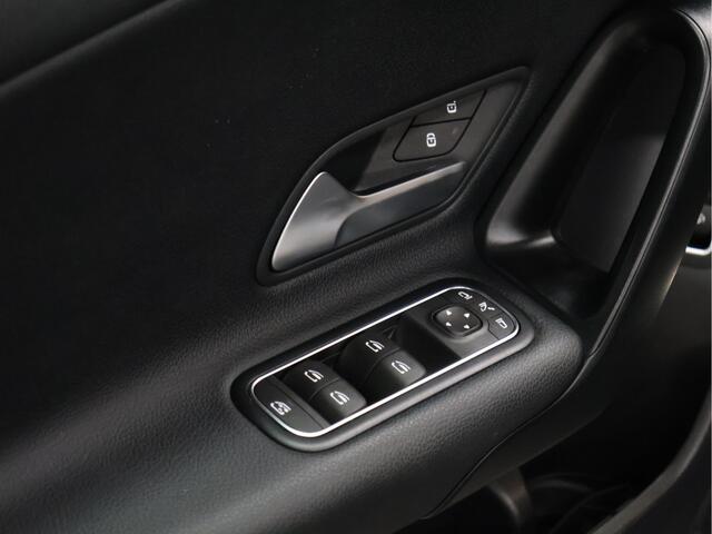 Mercedes-Benz A-KLASSE 180 Luxury Line [CAMERA, STOELVERWARMING, PDC V+A, BLUETOOTH, CLIMATE CONTROL, CRUISE CONTROL, NIEUWSTAAT]