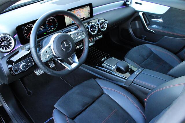 Mercedes-Benz A-KLASSE 250 e AMG Pano | Camera | Keyless | Sfeerverlichting | Widescreen | Spiegelpakket | LED | Dealer Onderhouden