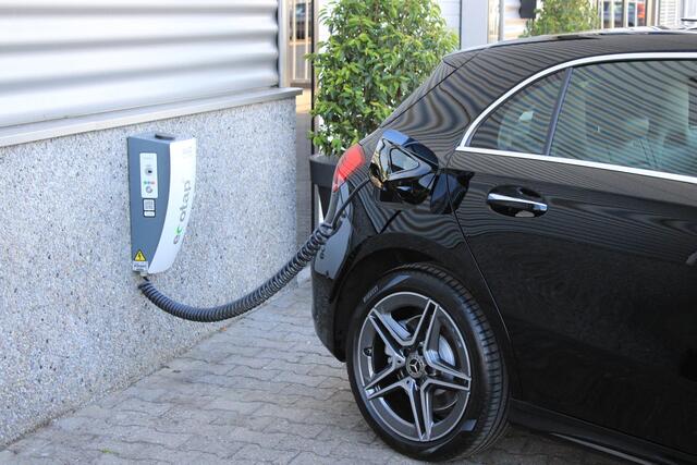 Mercedes-Benz A-KLASSE 250 e AMG Pano | Camera | Keyless | Sfeerverlichting | Widescreen | Spiegelpakket | LED | Dealer Onderhouden