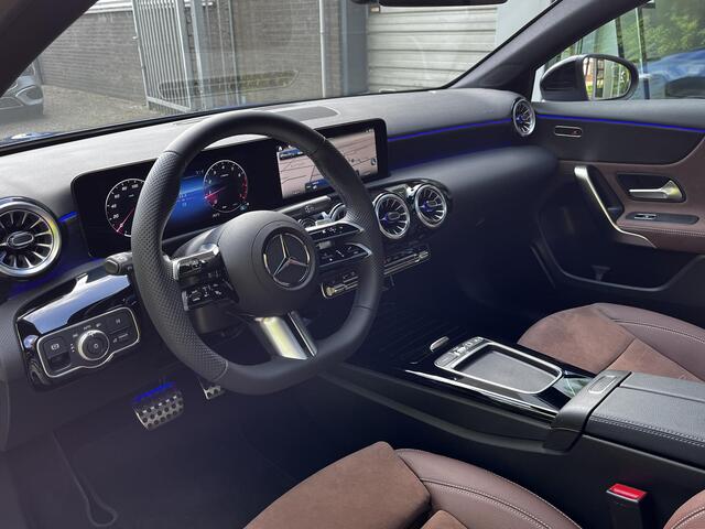 Mercedes-Benz A-KLASSE Limousine 180 Star Edition AMG | Bruin Interieur | Night Pakket | Panoramadak | MULTIBEAM LED Koplampen | Apple CarPlay | Android Auto | Sierdelen Lindehout Zwart | Sfeerverlichting | Stoelverwarming | Achteruitrijcamera