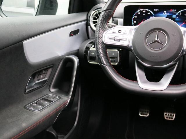 Mercedes-Benz A-KLASSE 160 AMG-line Handgeschakeld | Night Pakket | Panoramaschuifdak | Sfeerverlichting | Stoelverwarming | Parkeer pakket | Inclusief 24 maanden MB Certified garantie voor Europa.