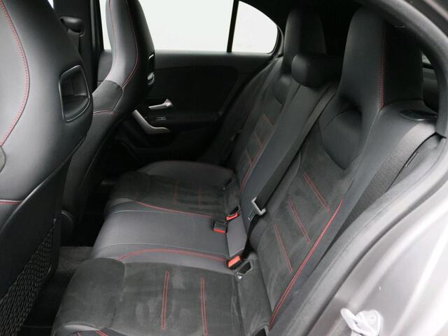 Mercedes-Benz A-KLASSE 160 AMG-line Handgeschakeld | Night Pakket | Panoramaschuifdak | Sfeerverlichting | Stoelverwarming | Parkeer pakket | Inclusief 24 maanden MB Certified garantie voor Europa.