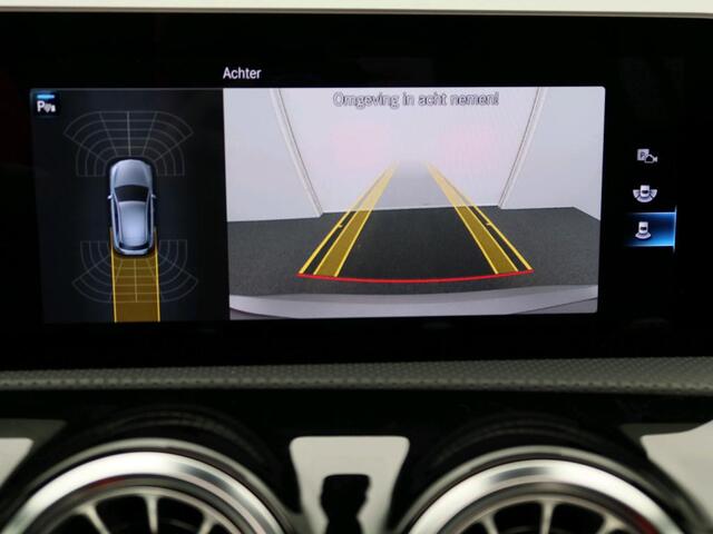 Mercedes-Benz A-KLASSE 160 AMG-line Handgeschakeld | Night Pakket | Panoramaschuifdak | Sfeerverlichting | Stoelverwarming | Parkeer pakket | Inclusief 24 maanden MB Certified garantie voor Europa.