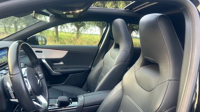 Mercedes-Benz A-KLASSE 200 AMG-LINE NAVIGATIE WIDESCREEN, APPLE CARPLAY, DAB RADIO, LEER, STOELVERWARMING, AMBIËNTEVERLICHTING, ELEC. PANORAMADAK, DISTRONIC, DODEHOEK+SPOORASSIST, PARKEERHULP V/A, ACHTERUITRIJCAMERA, LED LICHT, 19"AMG-VELGEN, ENZ. ENZ. FULL OPTIONS!!
