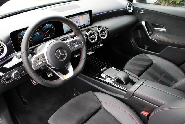 Mercedes-Benz A-KLASSE 180 AMG Camera | Sfeerverlichting | Night | Trekhaak | Augmented Reality | Stoelverwarming | LED | Widescreen