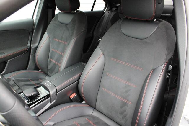 Mercedes-Benz A-KLASSE 180 AMG Camera | Sfeerverlichting | Night | Trekhaak | Augmented Reality | Stoelverwarming | LED | Widescreen