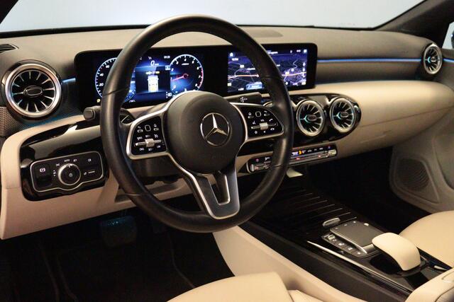 Mercedes-Benz A-KLASSE 180 Business Solution Luxury automaat | NAVI | CAMERA + PDC | LEER | WIDE-SCREEN | AMBIENT-LIGHT |