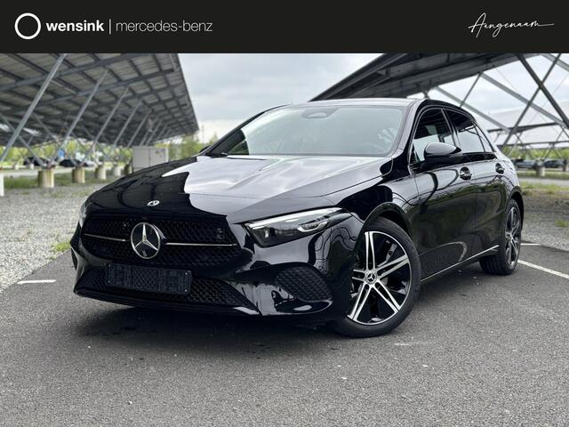 Mercedes-Benz A-KLASSE 180 Star Edition Luxury Line | Night | Distronic | Dodehoek assistent | Apple Carplay | Sfeerverlichting |