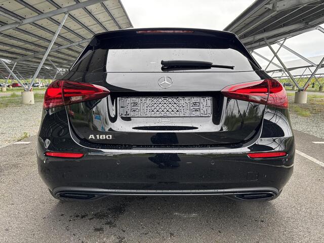 Mercedes-Benz A-KLASSE 180 Star Edition Luxury Line | Night | Distronic | Dodehoek assistent | Apple Carplay | Sfeerverlichting |