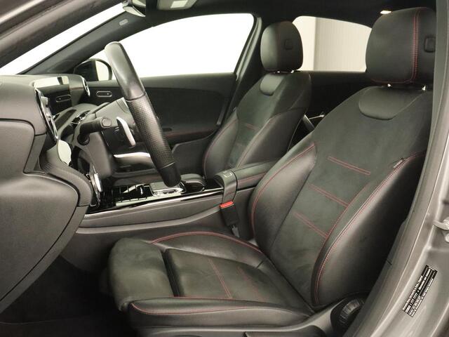 Mercedes-Benz A-KLASSE 180d AMG Night | Panoramadak | Trekhaak | Stoelverwarming | Camera | Widescreen | Navigatie | Full LED | Leder/Alcantara