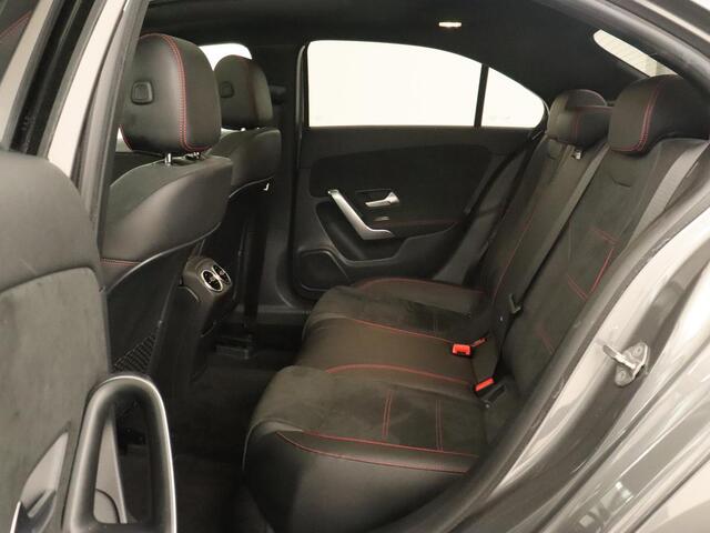 Mercedes-Benz A-KLASSE 180d AMG Night | Panoramadak | Trekhaak | Stoelverwarming | Camera | Widescreen | Navigatie | Full LED | Leder/Alcantara