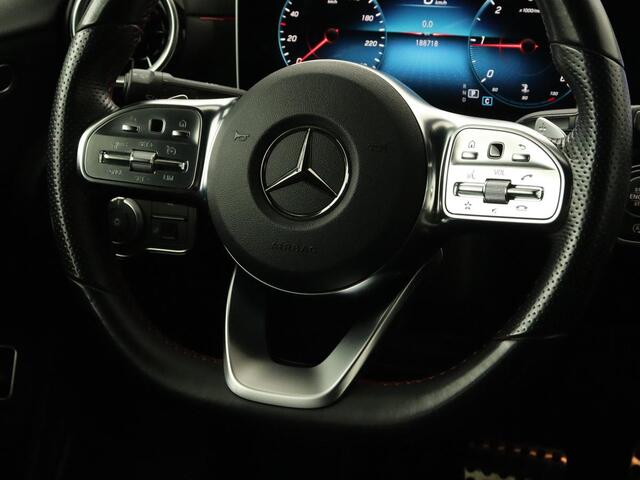 Mercedes-Benz A-KLASSE 180d AMG Night | Panoramadak | Trekhaak | Stoelverwarming | Camera | Widescreen | Navigatie | Full LED | Leder/Alcantara