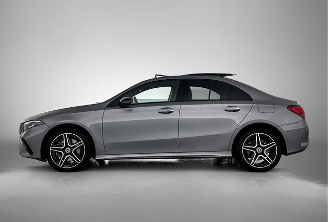 Mercedes-Benz A-KLASSE 250 e AMG Limousine | Panorama Schuif/kanteldak | Night Pakket | Stuurverwarming| Stoelverwarming | | Sfeerverlichting | Spiegel Pakket | Parkeer Pakket Inclusief 24 maanden MB Certified garantie voor Europa.